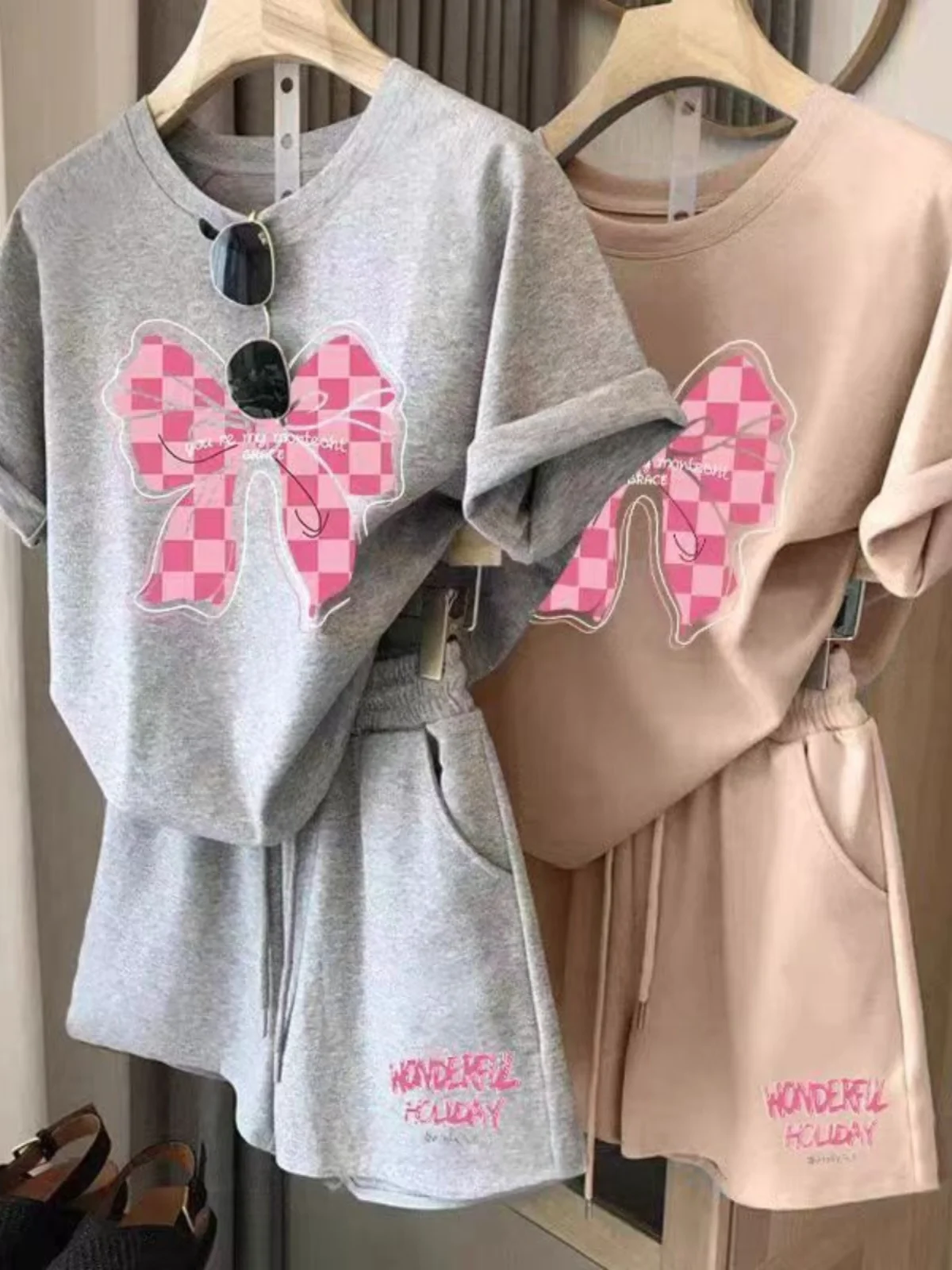 

Летний модный повседневный комплект 2026: свободные шорты и футболка с коротким рукавом, молодежный костюм-двойка для студенток