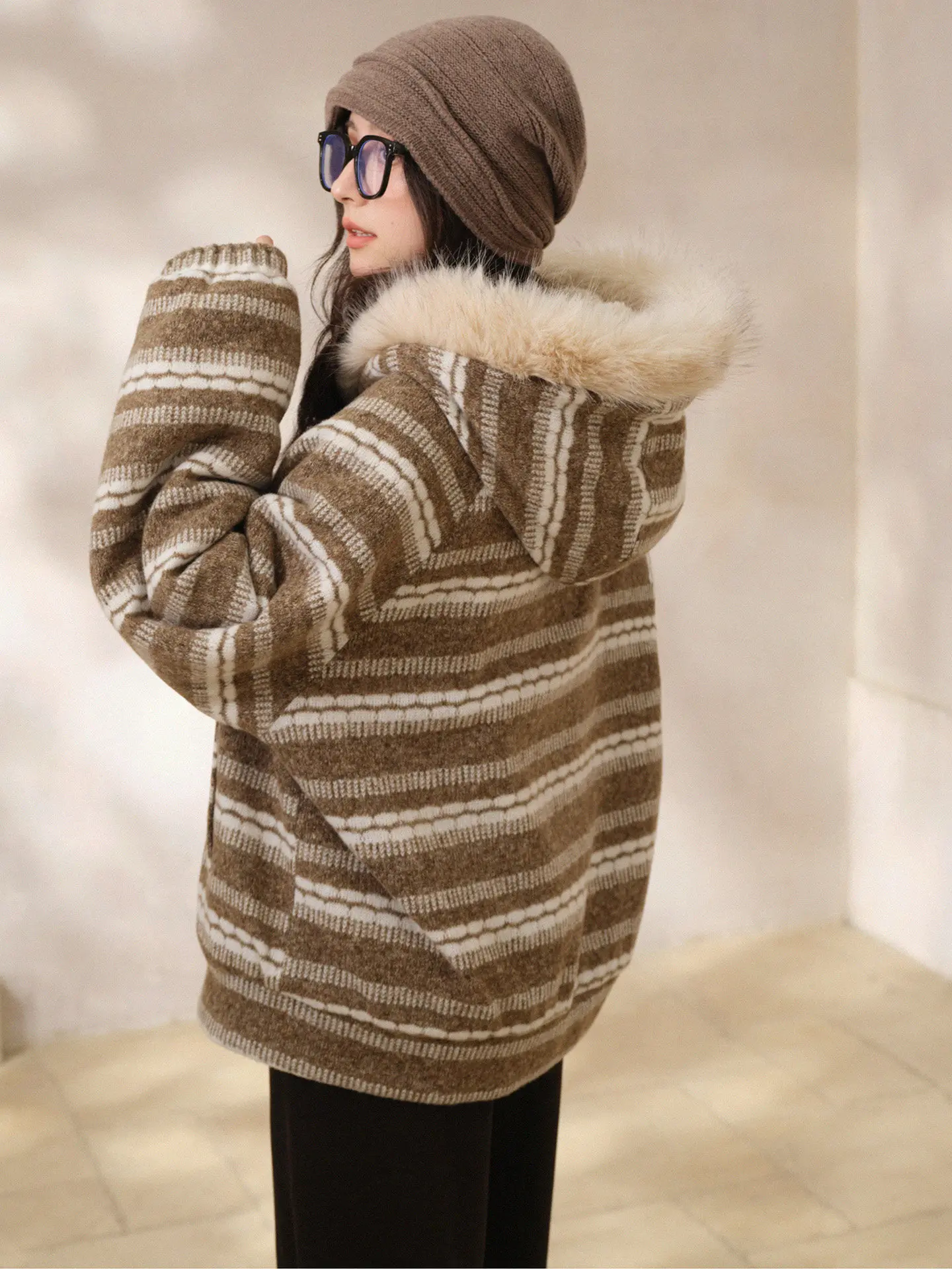 เสื้อโค้ทสั้นมีฮู้ดลาย Fair Isle สำหรับผู้หญิง สวมใส่สบาย ลายทาง เสื้อแจ็คเก็ตฤดูหนาว ติดกระดุมแบบ Toggle ให้ความอบอุ่น สไตล์ลำลองสบายๆ สำหรับใส่ในชีวิตประจำวันและเดินเล่น