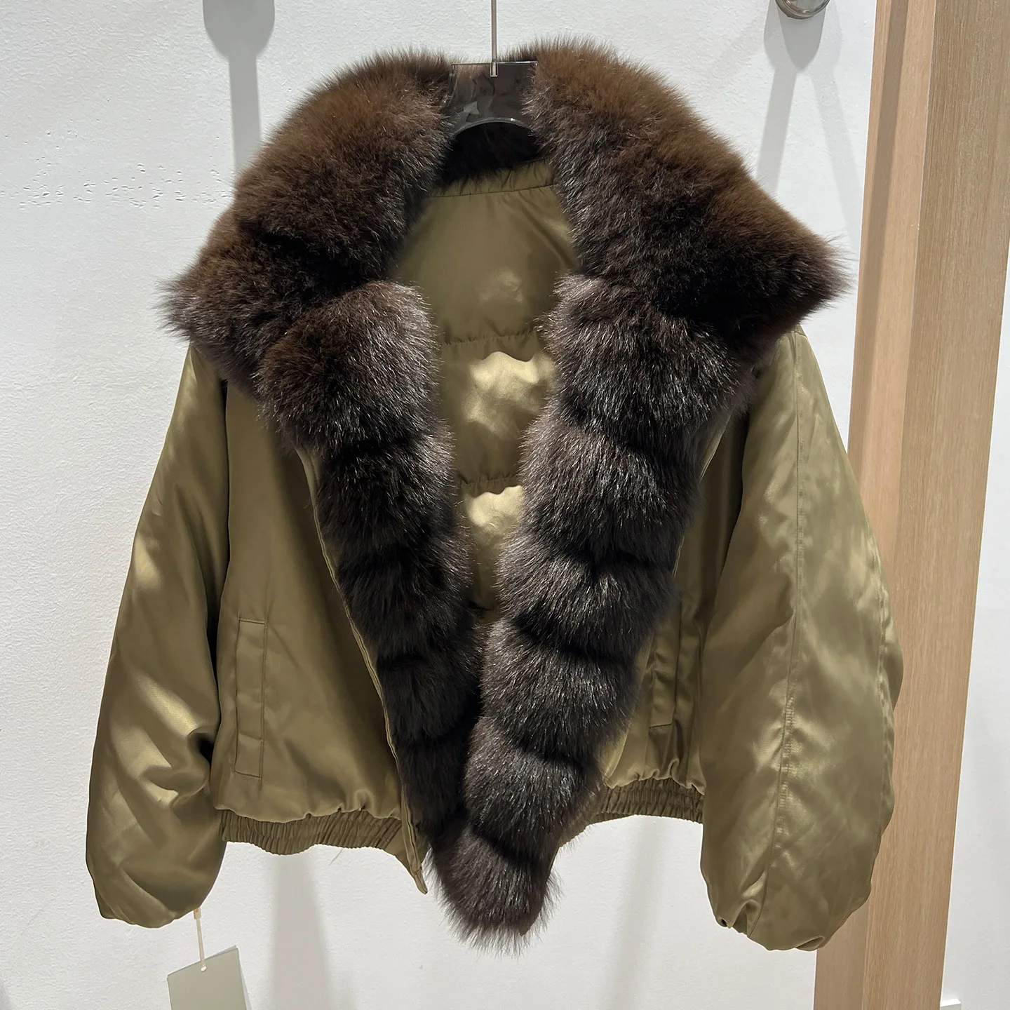 

New Arrival Women's Short Parka Coat Stylish High-End Warmth Coat 2026 Winter Real Fox Fur Collar White Duck Down Jacket