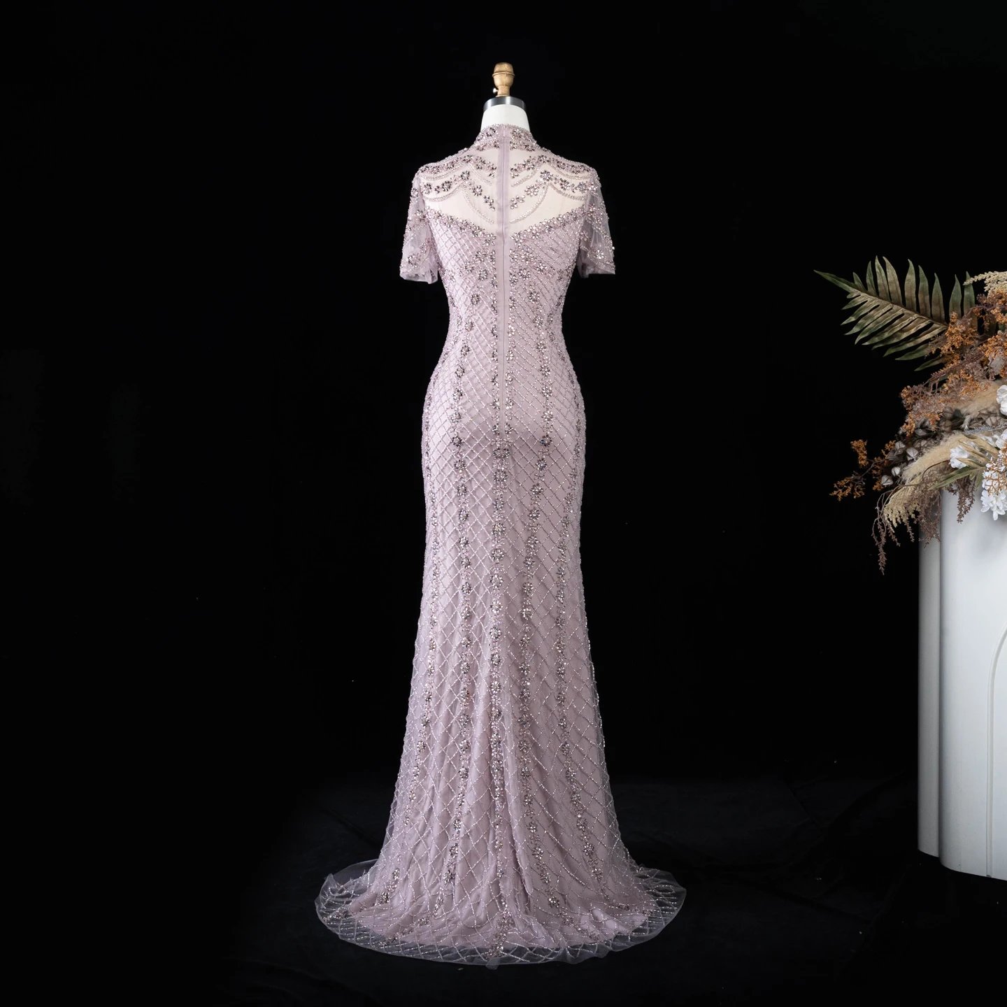 Sharon Said Abendkleid mit hohem Kragen in Champagnerfarbe, kurzen transparenten Ärmeln, Gittermuster, Strass, Meerjungfrauen-Schnitt, formelles Anlasskleid, Partykleid SS185, maßgeschneidert. – Detail 17