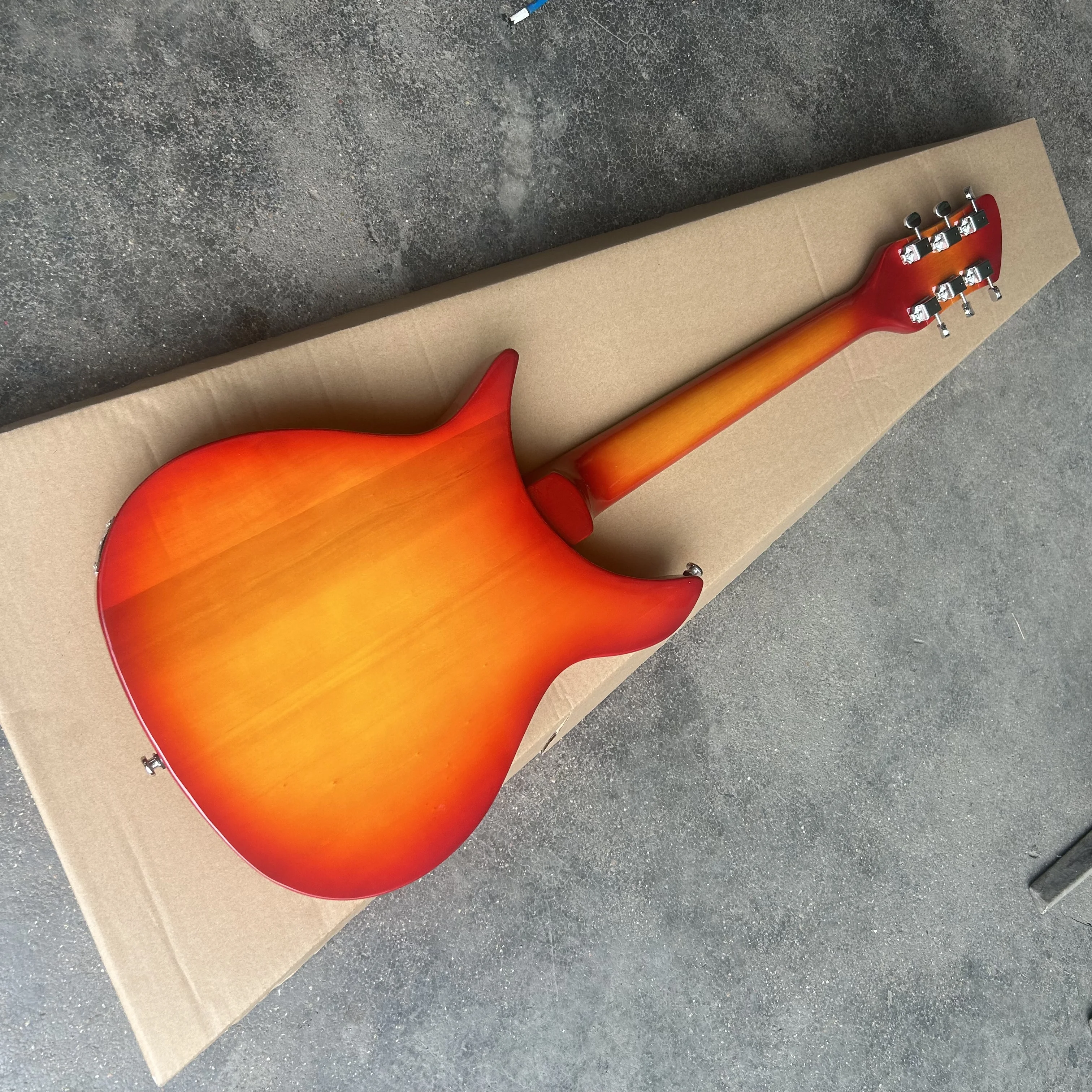 مخزون، جيتار كهربائي أحمر 325، طول سلسلة فعال 527 مم، لوحة حماية بيضاء، تجارة الجملة والتجزئة