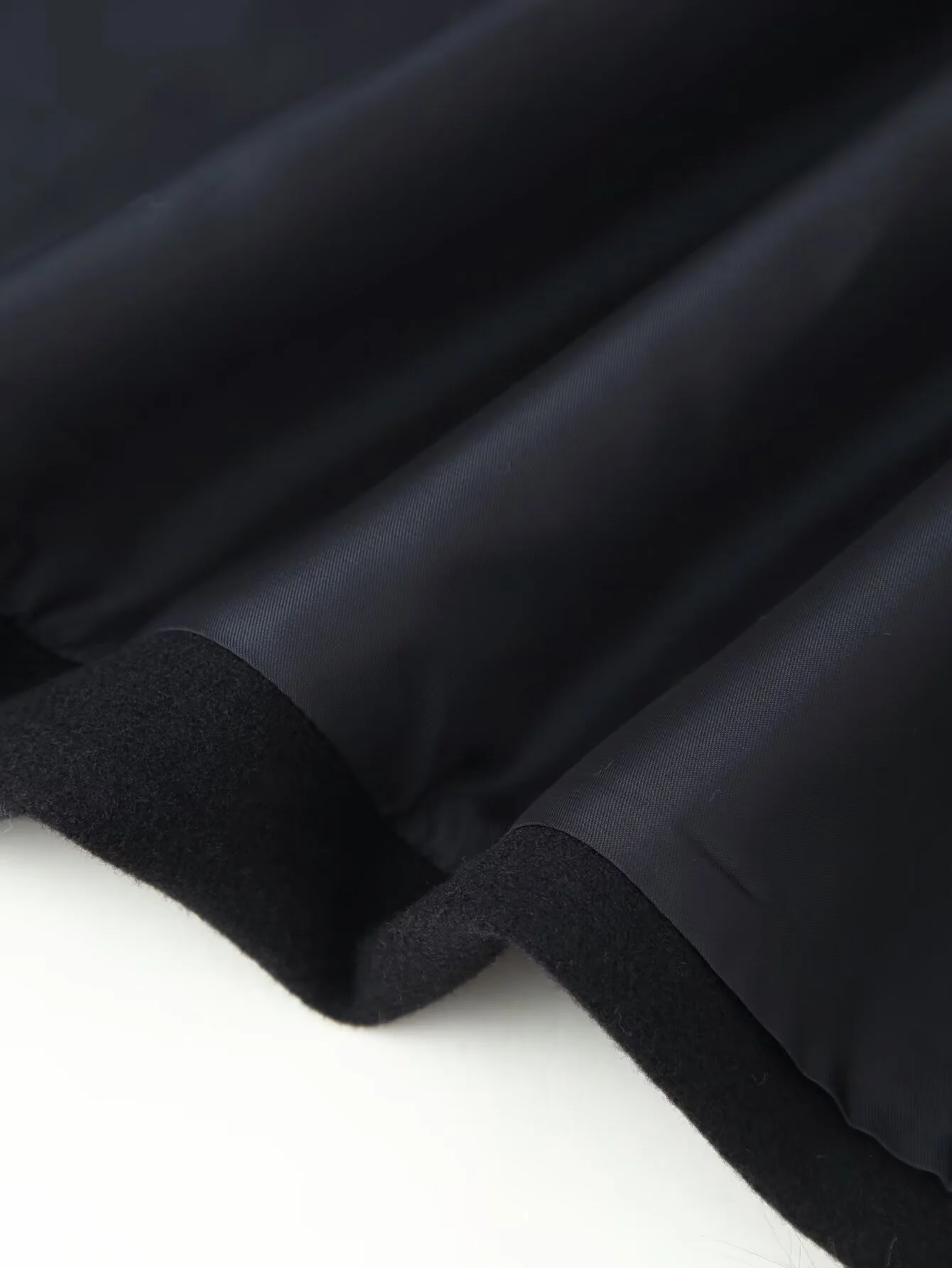 Długi płaszcz damski na zimę 2025, luksusowy, casualowy, z paskiem, kołnierzem z klapami, zapinany na guziki, o luźnym kroju i futrzanym kołnierzem.