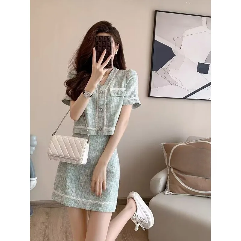 

Женский костюм-двойка с юбкой и V-образным вырезом