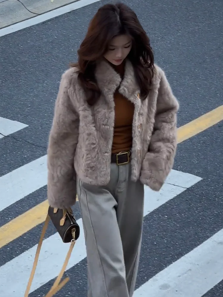 

Корейский стиль: короткая пушистая верхняя одежда для женщин, свободная утепленная теплая кофта из искусственного меха с воротником-стойкой, длинными рукавами и прямым подолом, стройнящая фигуру