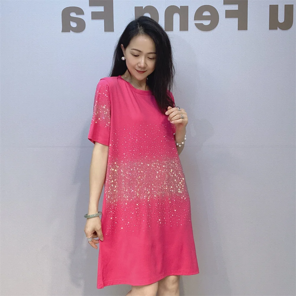 Abito t-shirt di grandi dimensioni scintillante scintillante con perforazione a caldo Abito dritto casual medio-lungo Abito basic a maniche corte primavera estate