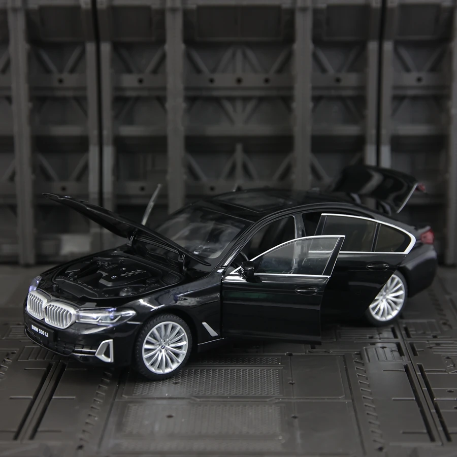 Simulación 1:24 del modelo de coche de aleación 530Li con piezas decorativas, puertas y capó del motor, maletero que se puede abrir, sonido y luz