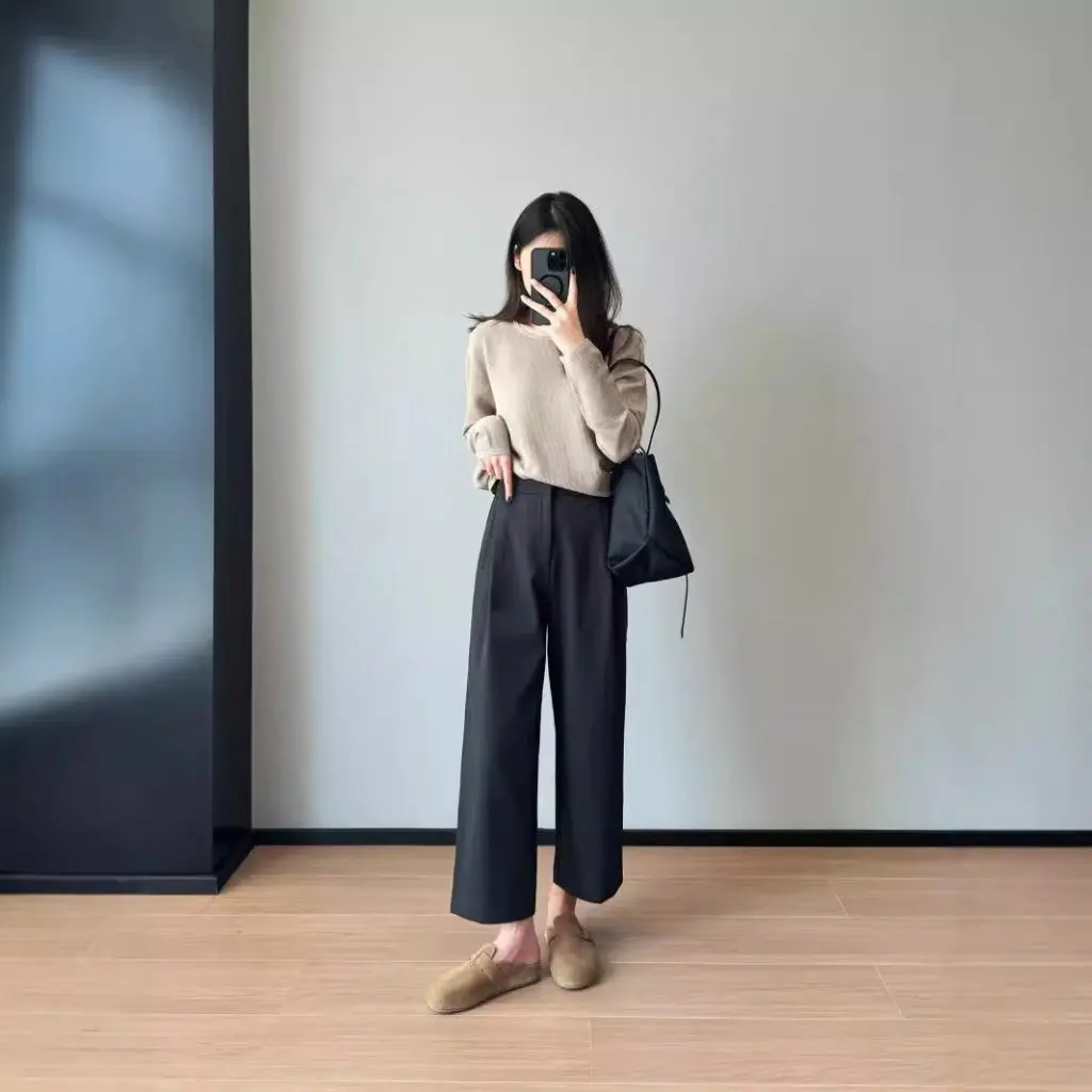 

Silk Wool Gold Yarn Sweater with Irregular Hem Super Beautiful Design for Autumn And Winter Season F091320