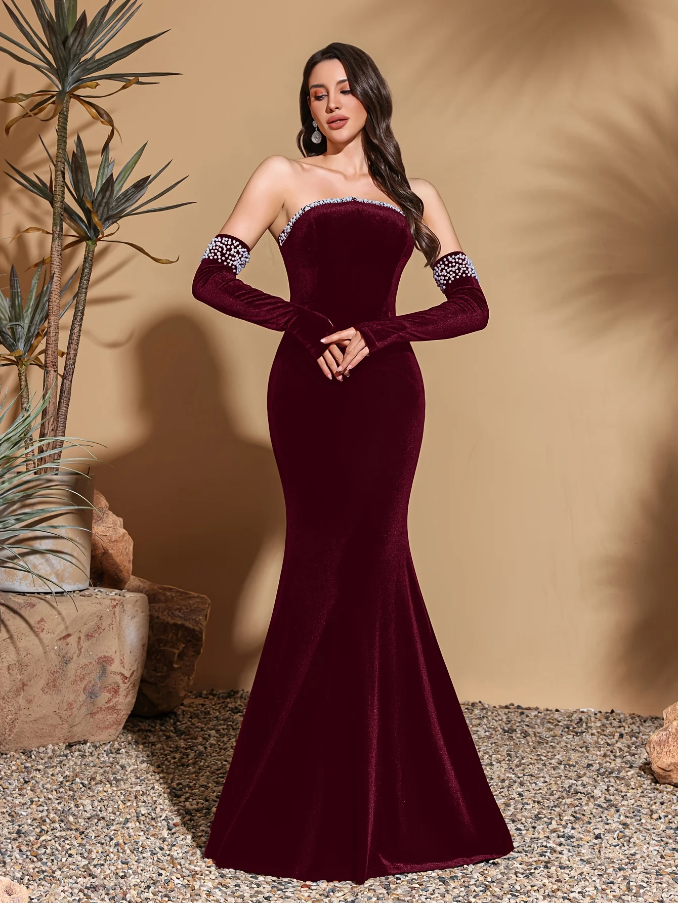 Vestido envoltório de quadril decorado com pérolas sem alças de veludo