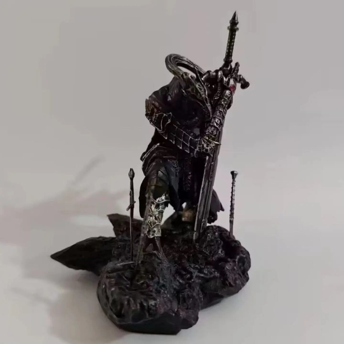 Dark Souls Kneeling Pose Statue Action Figures Pvc Collectible Game Figure Ornament Desktop Model Toy Pc Case Decoration Gifts - view 2
