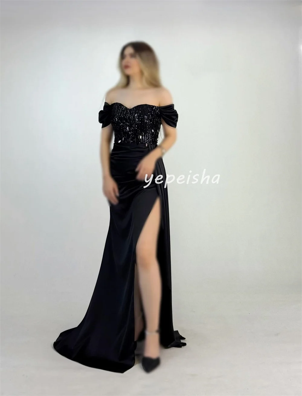 Abiti lunghi personalizzati con pieghe intricate abbinate drappeggiate con paillettes A-line con spalle scoperte Abiti da cerimonia su misura Squisiti sexy