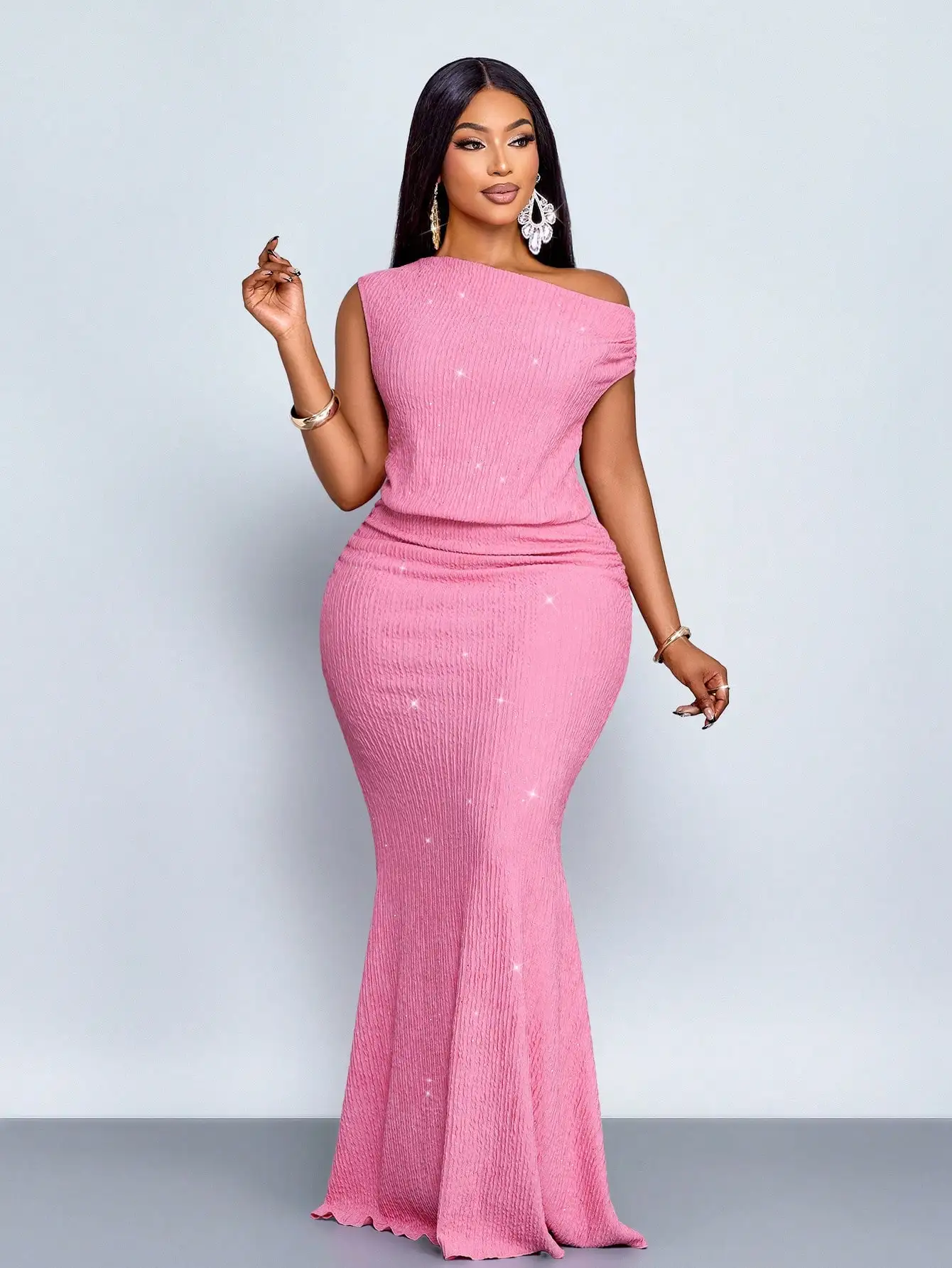 

Розовое макси-платье с открытыми плечами и блестящими деталями для вечеринок и свиданий