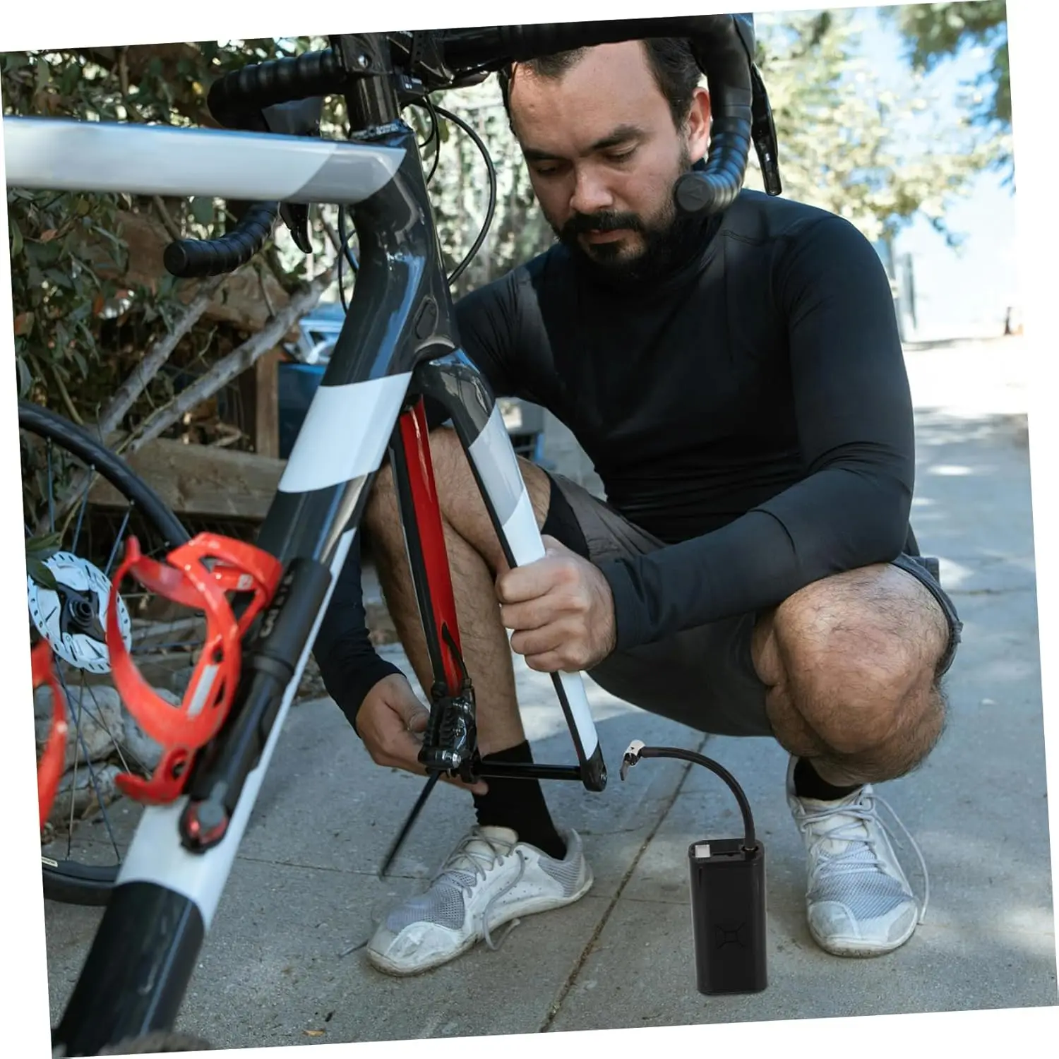 مضخة نفخ الإطارات المحمولة خفيفة الوزن للسيارات والدراجات النارية وسيارات الدفع الرباعي - أداة نفخ فعالة للميكانيكا وDIYers