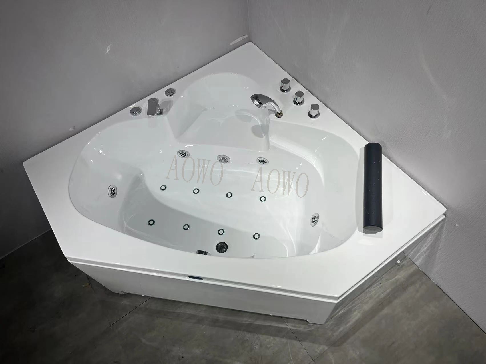 AOWO Foshan بالجملة رخيصة الثمن حوض استحمام زاوية أكريليك نقي مع أنبوب تدليك سبا حصيرة دش مجموعة صغيرة صغيرة