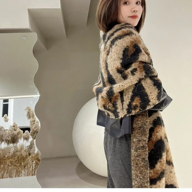 2025 Leopard Scarf Winter European Goods Imitation Cashmere Soft High end Warm Trendy Western Scarf Women's Lazy Style Commuting