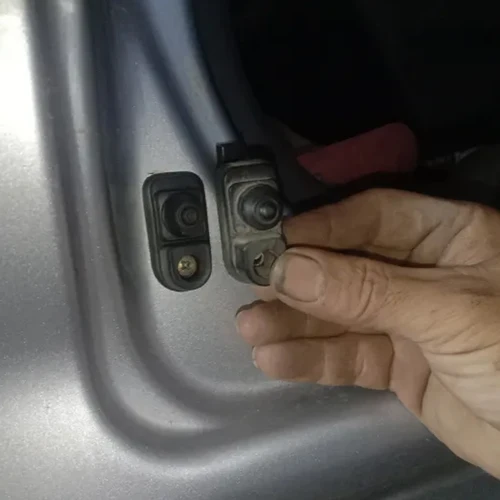 Imagen 2 del producto 1/2 Uds 8973132080 8-97313208-0 Sensor de interruptor de puerta de 2 pines compatible con Isuzu D-MAX MU-7 Alterra MU-X 2003-2019 para Chevrolet Colorado