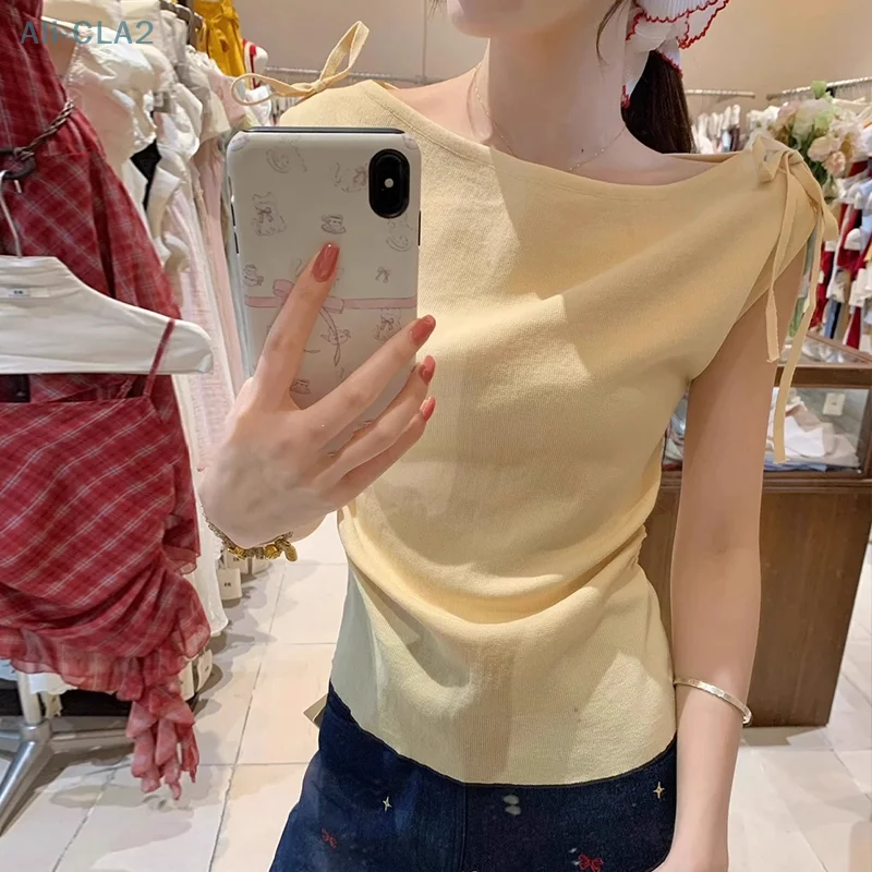 تي شيرت كاجوال أنيق بقصة ضيقة بكتف واحد بدون أكتاف معقود وأكمام قصيرة للنساء