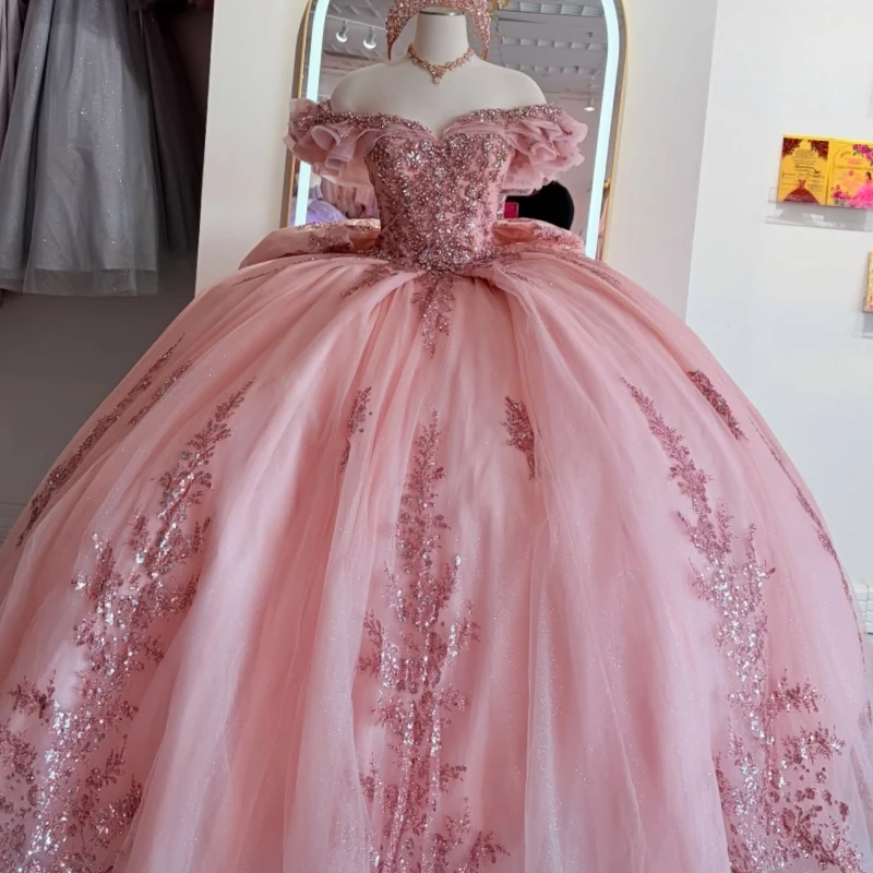 

Розовые блестящие платья Quinceanera с открытыми плечами и блестками, аппликация, кружево, бисер, кристалл, бант, тюлевой корсет, вечерние, день рождения, сладкий 16