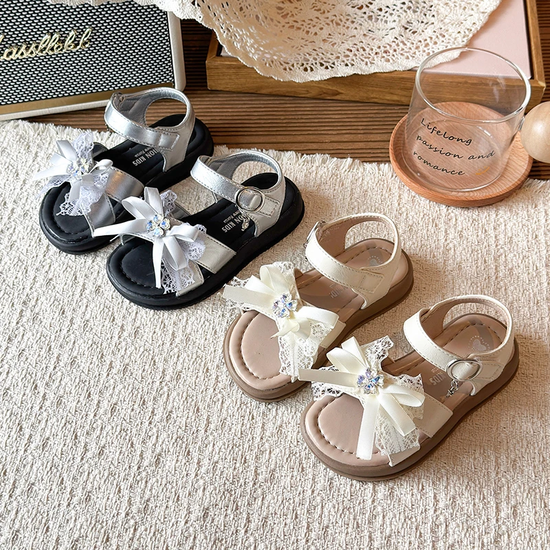 

Детские летние сандалии 2026: модные универсальные пляжные туфли для девочек с кружевом и стразами, размеры 23-34