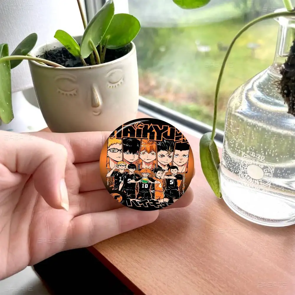 Haikyuu اليابان أنيمي الإبداعية دبابيس مضحك وجه مبتسم جولة المفاجئة في بروش شارة ظهره قبعة اكسسوارات مجوهرات هدايا