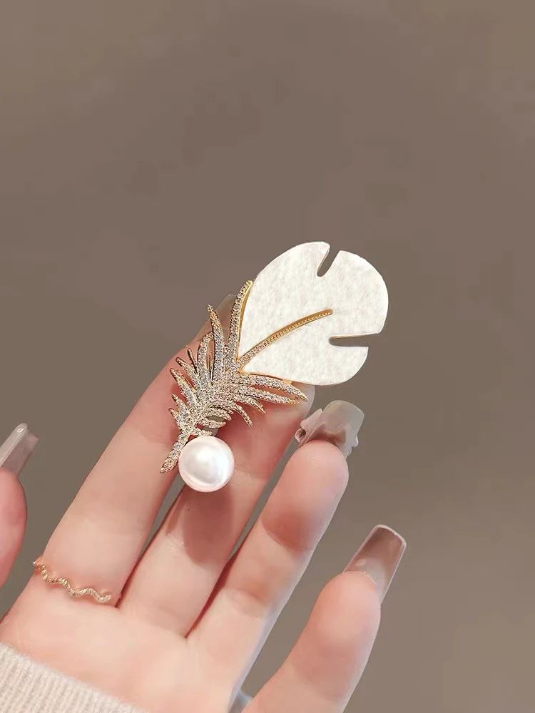 Fashion Crystal Shell Feather Brooch Pins For Women Luxury White Pearl Gold Color Party Wedding Gifts Clothing Accessories 2024