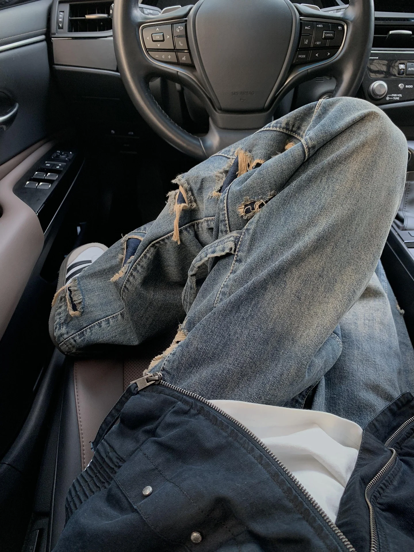

Retro American Blue Washed Side Large Hole Wide Leg Cool Badass Men's Jeans Straight Leg Pants Casual Workwear Trousers