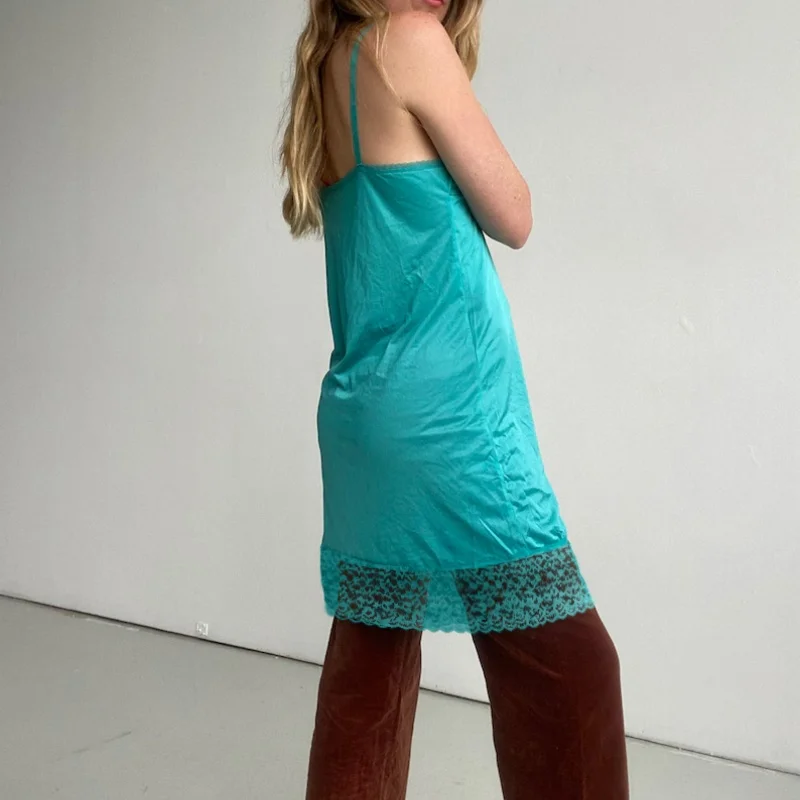 เสื้อสายเดี่ยวผ้าซาตินแต่งลูกไม้สไตล์ Y2K สำหรับสาวๆ ผ้าไหมชายเสื้อไม่เท่ากัน เสื้อสายเดี่ยวยาวปานกลาง เหมาะสำหรับออกงานปาร์ตี้ ﻿