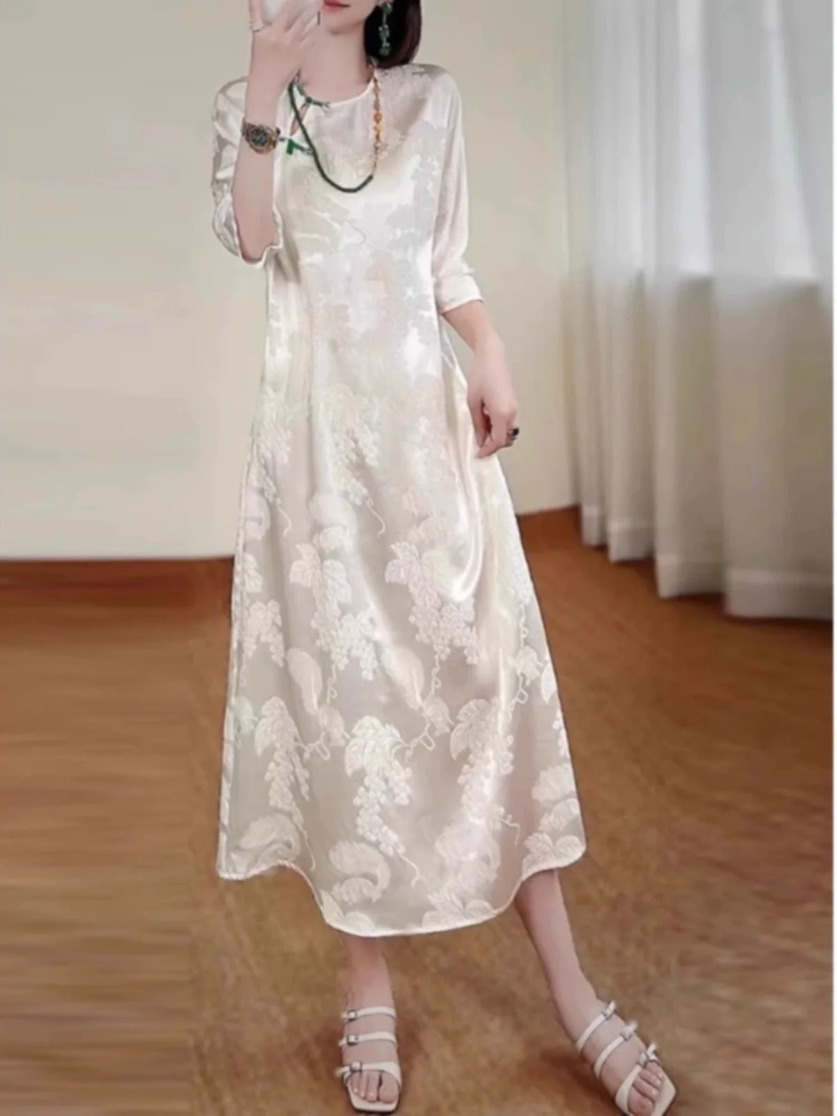 ชุดเดรสผ้าซาตินปักลายดอกไม้สไตล์จีนสำหรับผู้หญิง ดีไซน์หรูหราสำหรับฤดูร้อน กระดุมแบบเรโทร ทรงเอไลน์