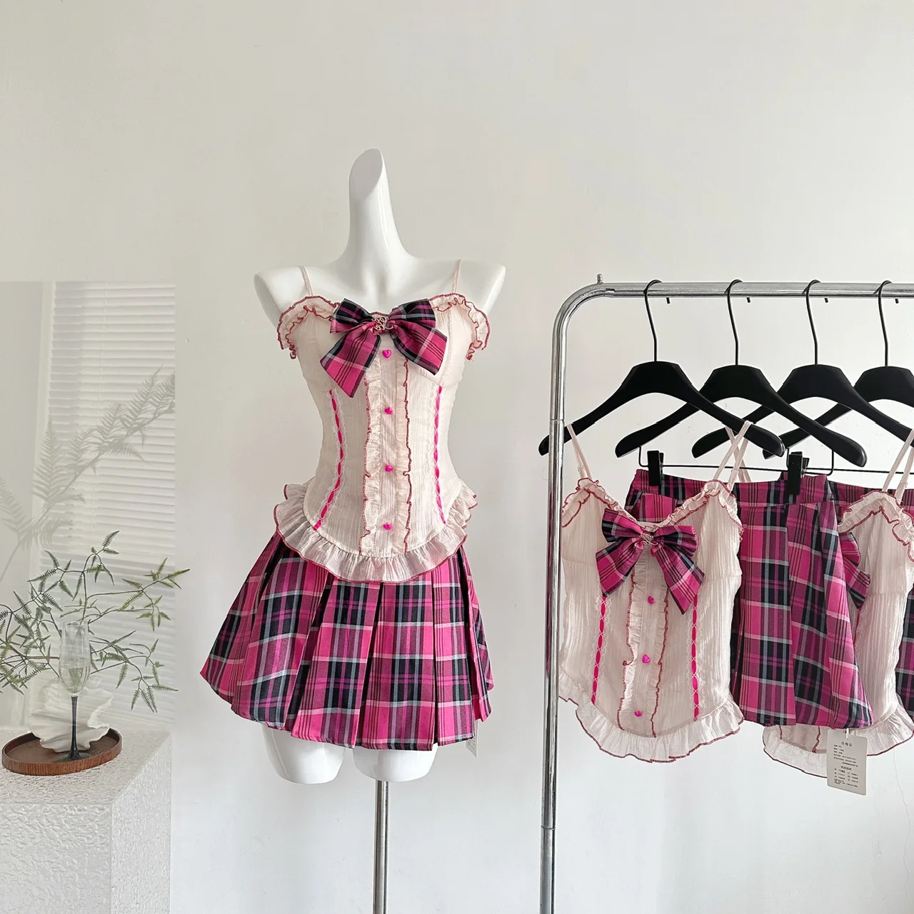 ผู้หญิงสไตล์วิทยาลัย 2 ชิ้นชุดฤดูร้อน Beige Patchwork Elegant Ruffles Slip Tops + เอวสูงกระโปรงสั้นลายสก๊อตสีแดง