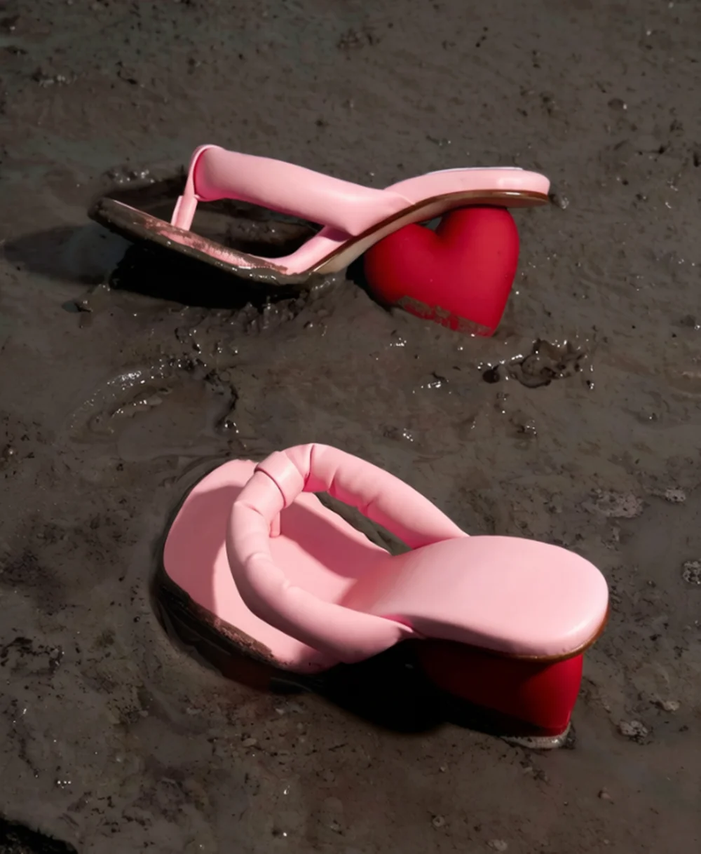 Pink Padded Toe-Post Sandals Red Heart-Shaped Heel Square-Toe Smooth Leather Upper Casual Summer Style for Outdoor Looks