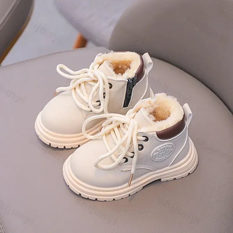 Nuovi stivali invernali 2025 per bambini Scarpe in pelle Moda Scarpe da bambino per bambini Peluche Calde scarpe da bambina Stivali corti antiscivolo per esterni