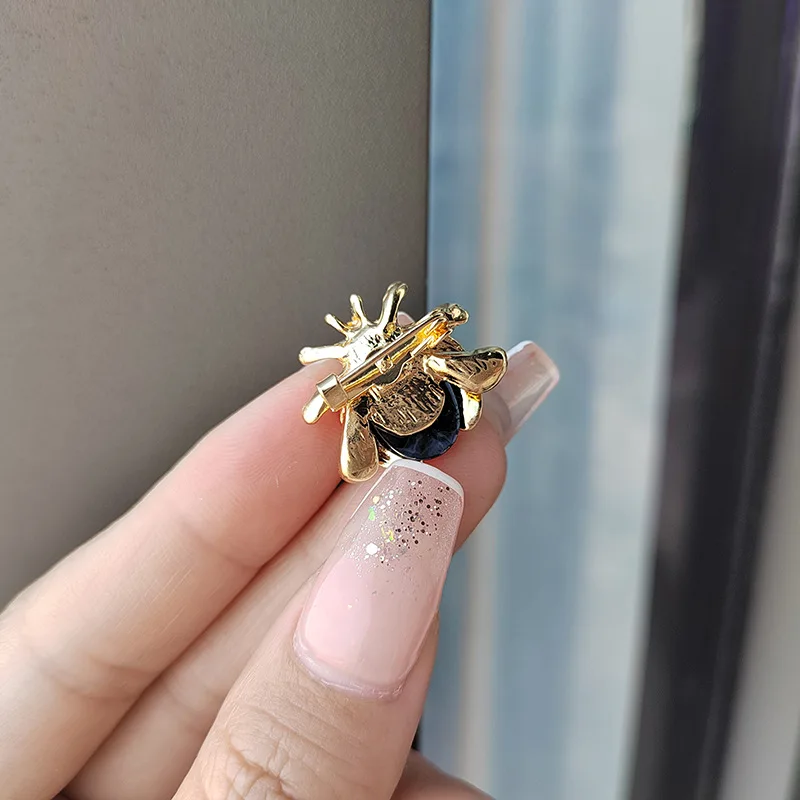 Korean version of Dongmen Fashion Personalized Beetle Breast Flower Alloy Rhinestone Colorful Ladybug Breast Needle Clothing