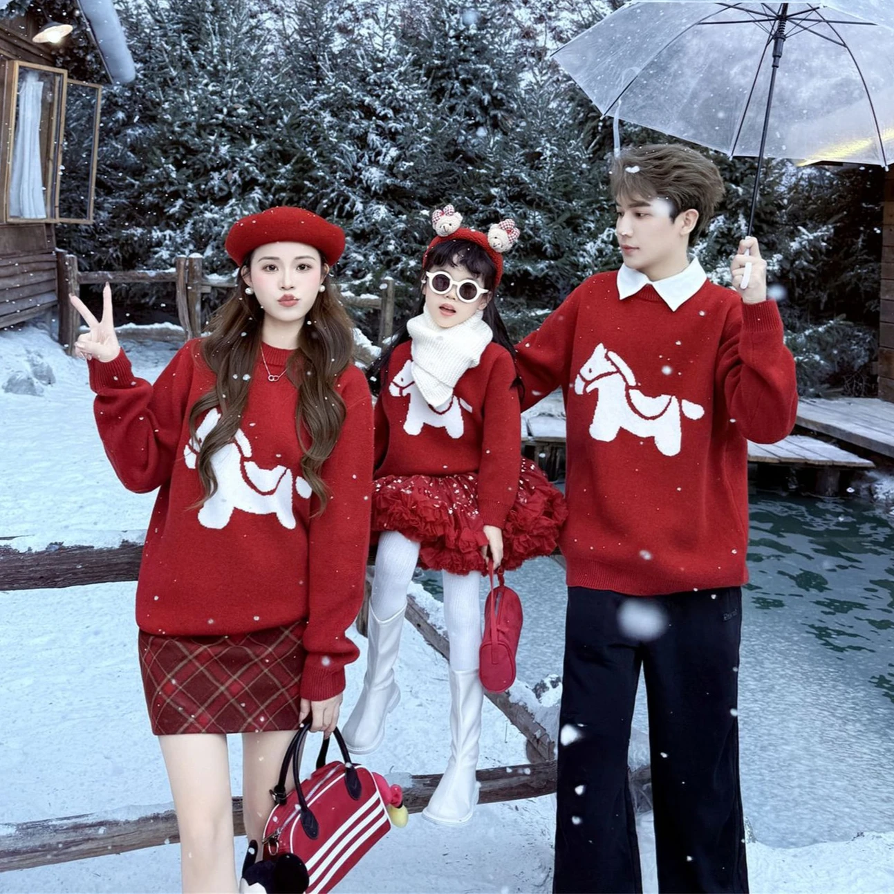 2026 السنة الجديدة الأسرة مطابقة الزي الحصان العام سترة حمراء للآباء أطفال طفل دافئ كم طويل لطيف طباعة هدية عيد