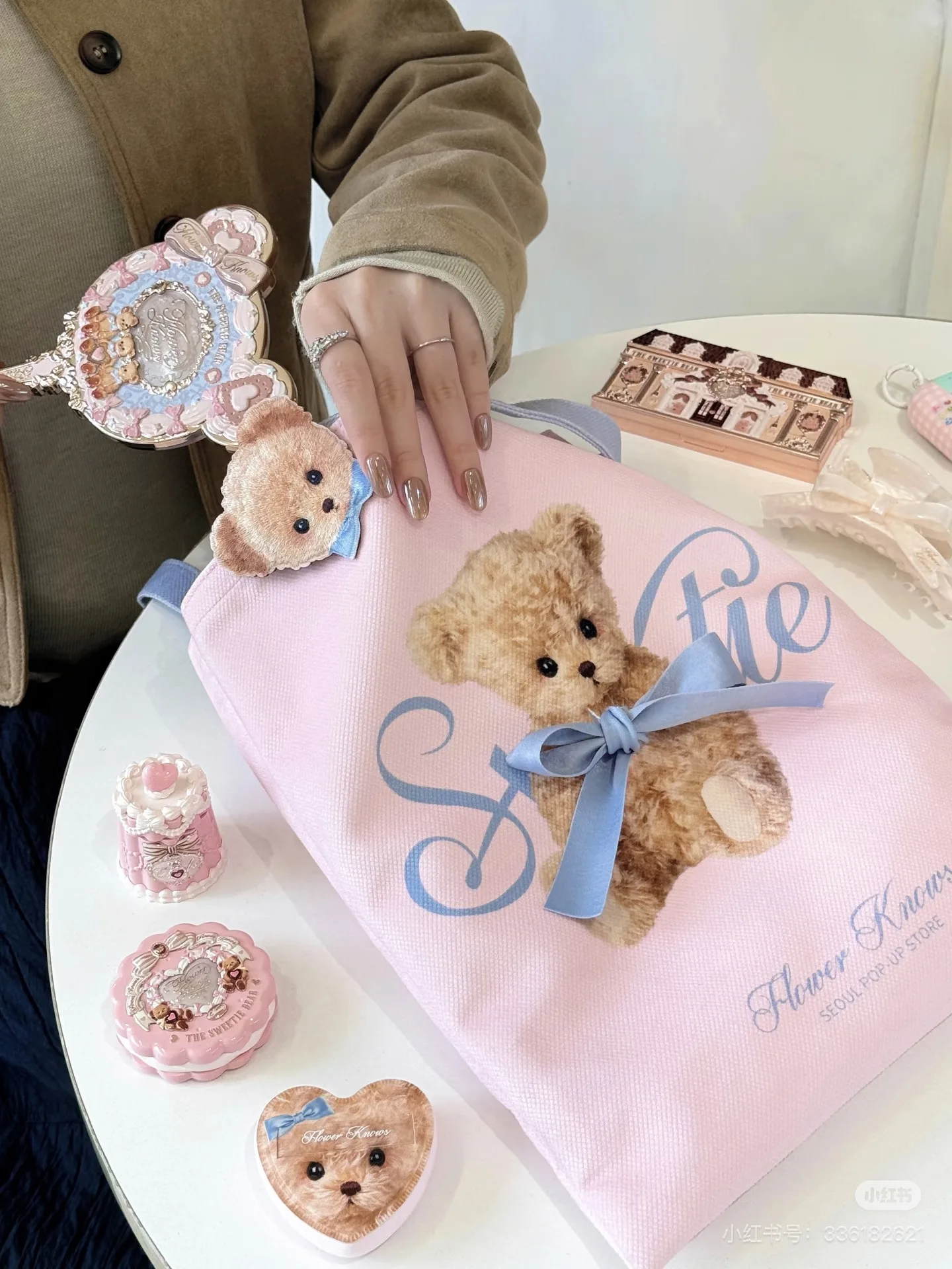 Flower Knows Edição limitada Pop-Up Store Pastel Rosa Azul Espelho de mão estético com sopro de pó e sacola de lona para maquiagem