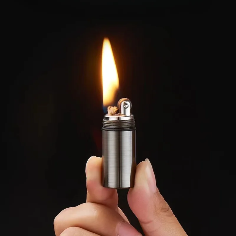 2024 Isqueiro Vintage Stainless Steel Lighter Criativos Antique Mini Kerosene Lighter Capsule Portable Bronze Llavero Encendor