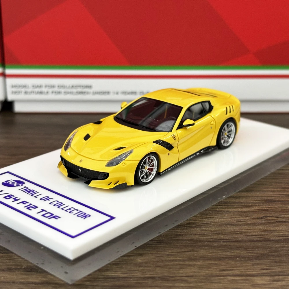 1:64 F12 TDF high-end hars miniatuur auto modemodel display, volwassen collectie display, geschikt voor vakantiecadeaus aan vrienden.