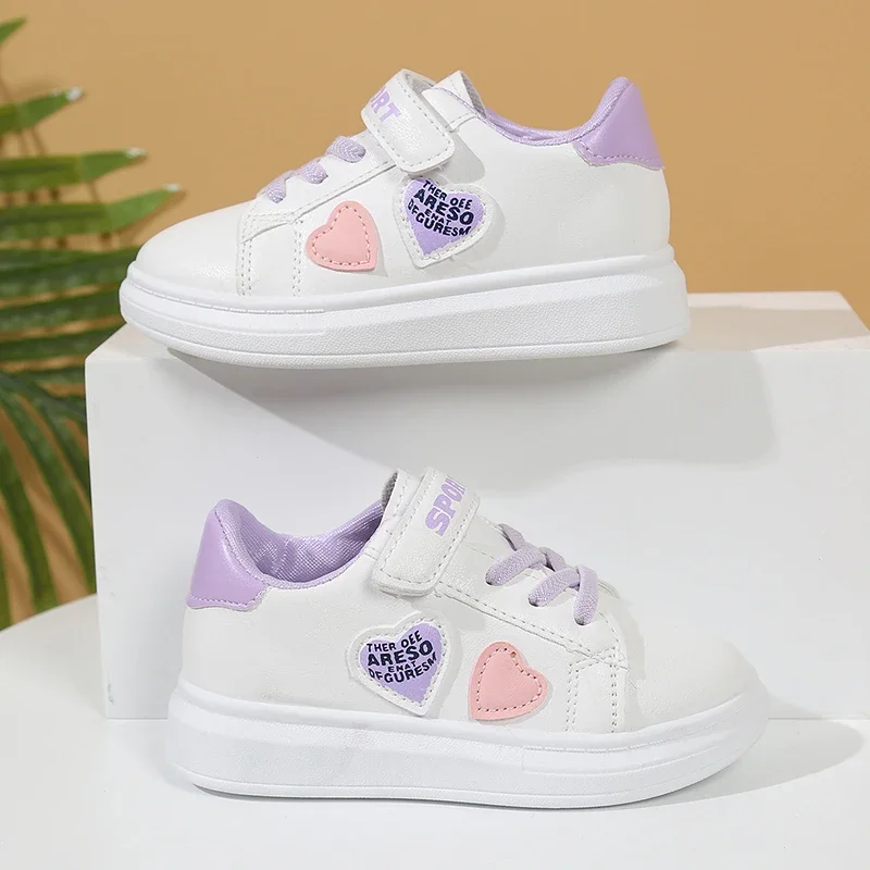 

Детские кроссовки для бега Sweet Love Heart, туфли на плоской подошве для девочек, стиль принцессы, мягкая подошва, новинка 2025, детская повседневная обувь, нескользящая