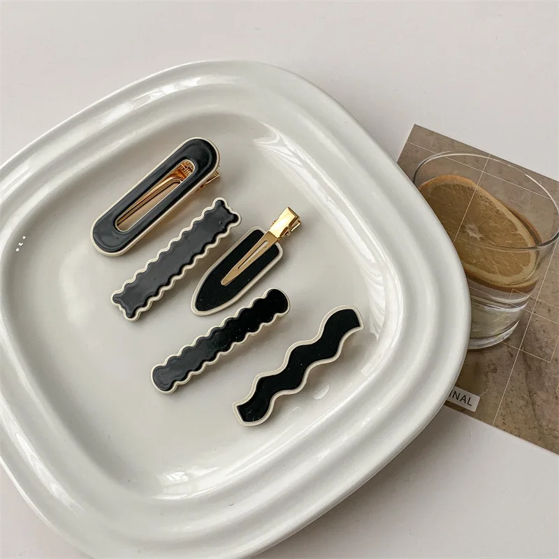 

Black-and-White Checkered Hair Clip Elegant, Invisible Hair Clip for Women Side-Swept Bangs & Fringe Duckbill Clip