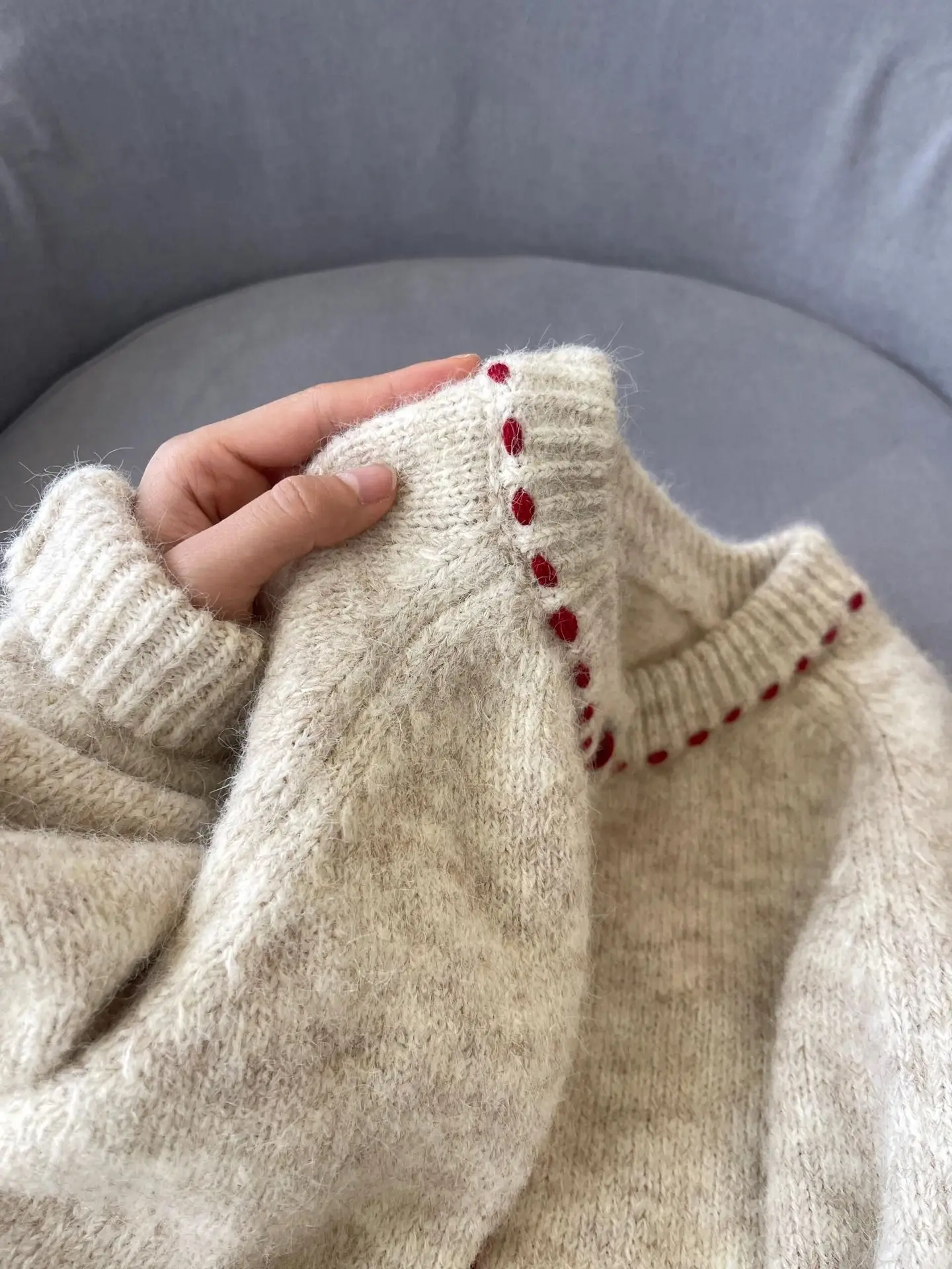 French retro soft and sticky knitted sweater for women in autumn and winter 2025  loose autumn and winter casual jacket