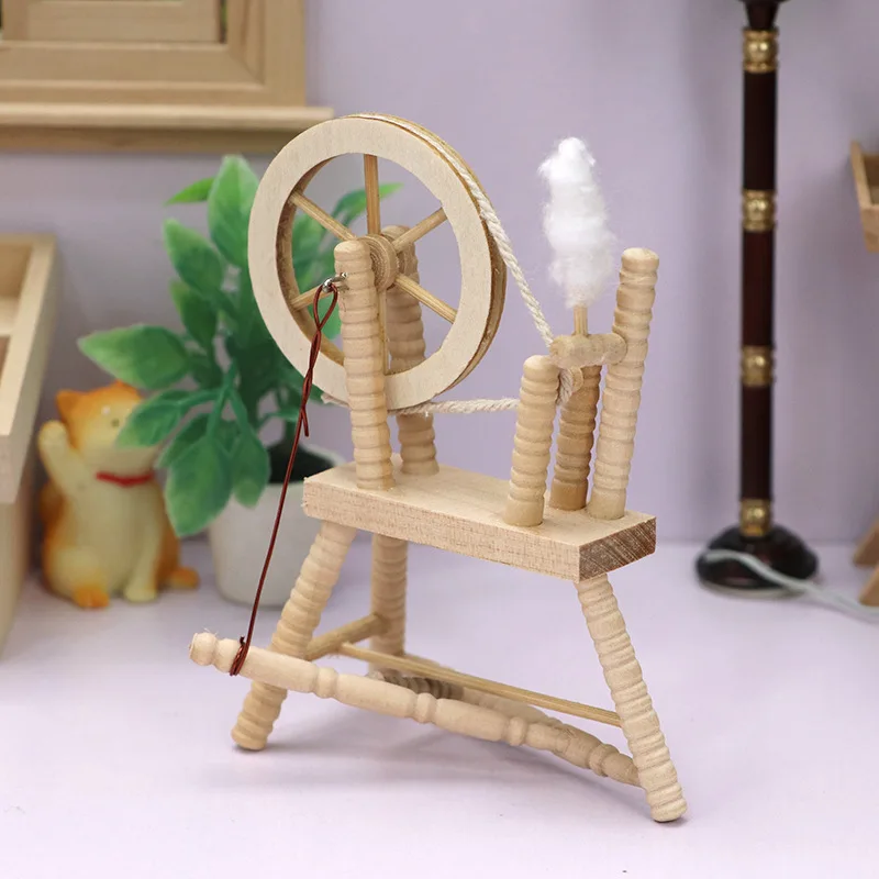 

1 шт. Модель старинного деревянного ткацкого станка и веретена для кукольного домика в масштабе 1:12, миниатюрная мебель, украшение для игровой комнаты