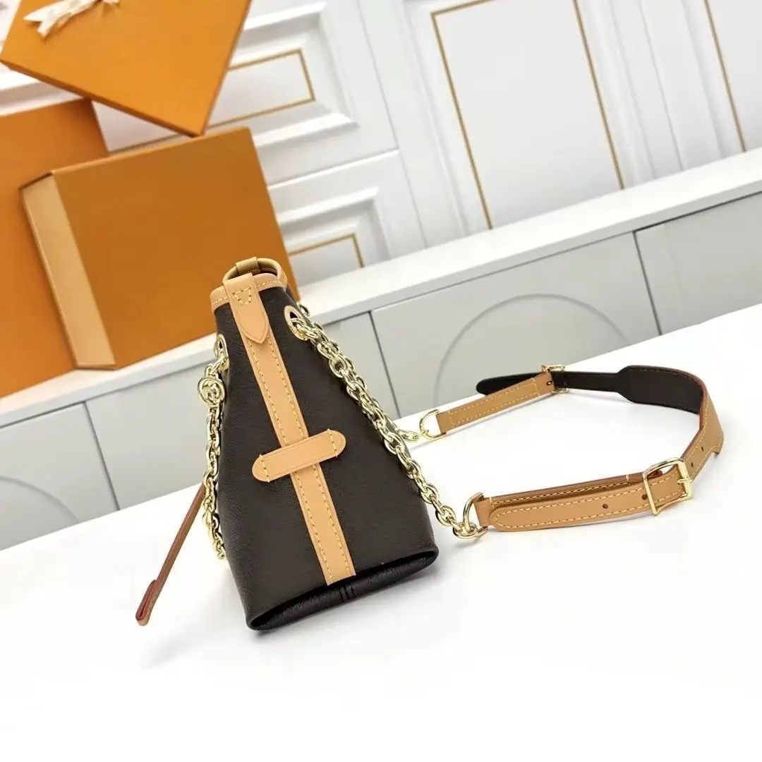 

Single-shoulder bag with cow leather embellishments and gold chain details, adjustable strap, vintage-style handbag.