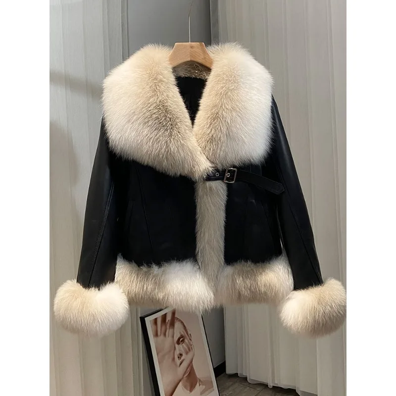 سترة جلدية جديدة لعام 2025 سترة من ريش الإوز سترة من الفرو المتكاملة من فرو الثعلب معطف قصير من جلد الغنم للنساء