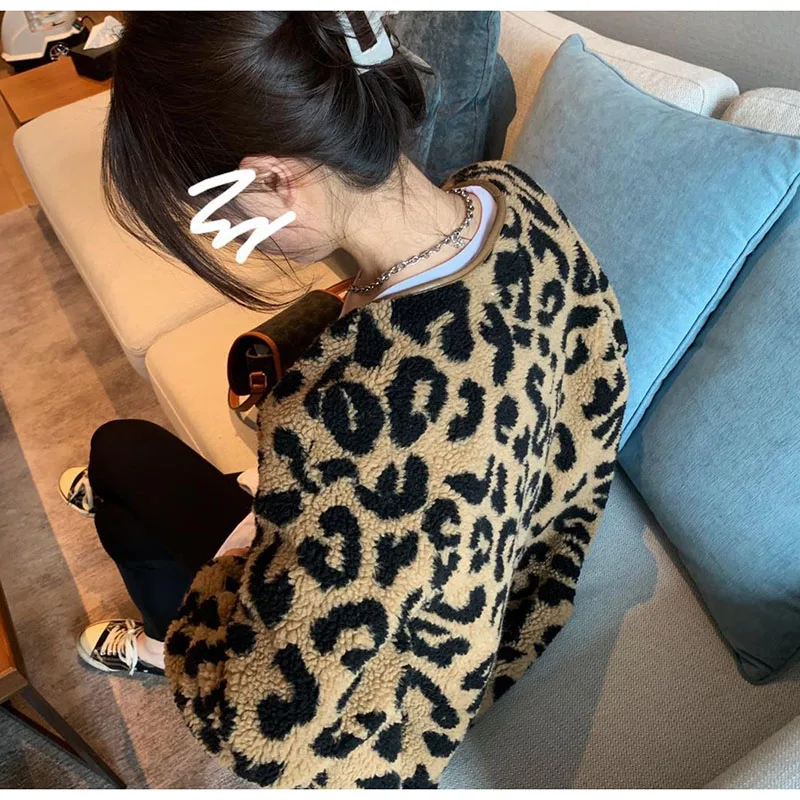 เสื้อโค้ทขนสัตว์ลายเสือดาวแบบสั้นสำหรับผู้หญิง เสื้อโค้ทขนสัตว์เทียมลายเสือดาวทรงหลวมสไตล์ลำลองสำหรับฤดูใบไม้ร่วงและฤดูหนาว กระดุมติด