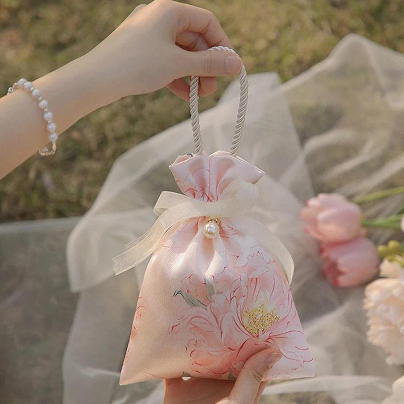 

Элегантные подарочные пакеты на шнурке с цветочным принтом, жемчужными украшениями и лентой — идеально подходят для свадьбы, дней рождения, праздников