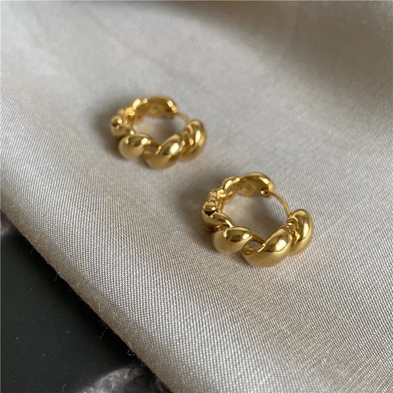 Earrings in high-end, lightweight, luxurious style with gold-plated ear clips for ladies, elegant in spring and summer