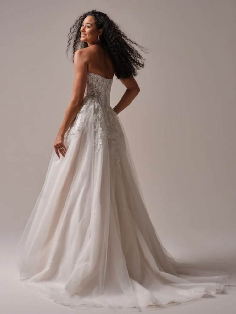 فستان زفاف مخصص 2025 بدون حمالات مع أنماط دانتيل رائعة تنورة أنيقة ورومانسية مصنوعة من مادة شاش رقيق