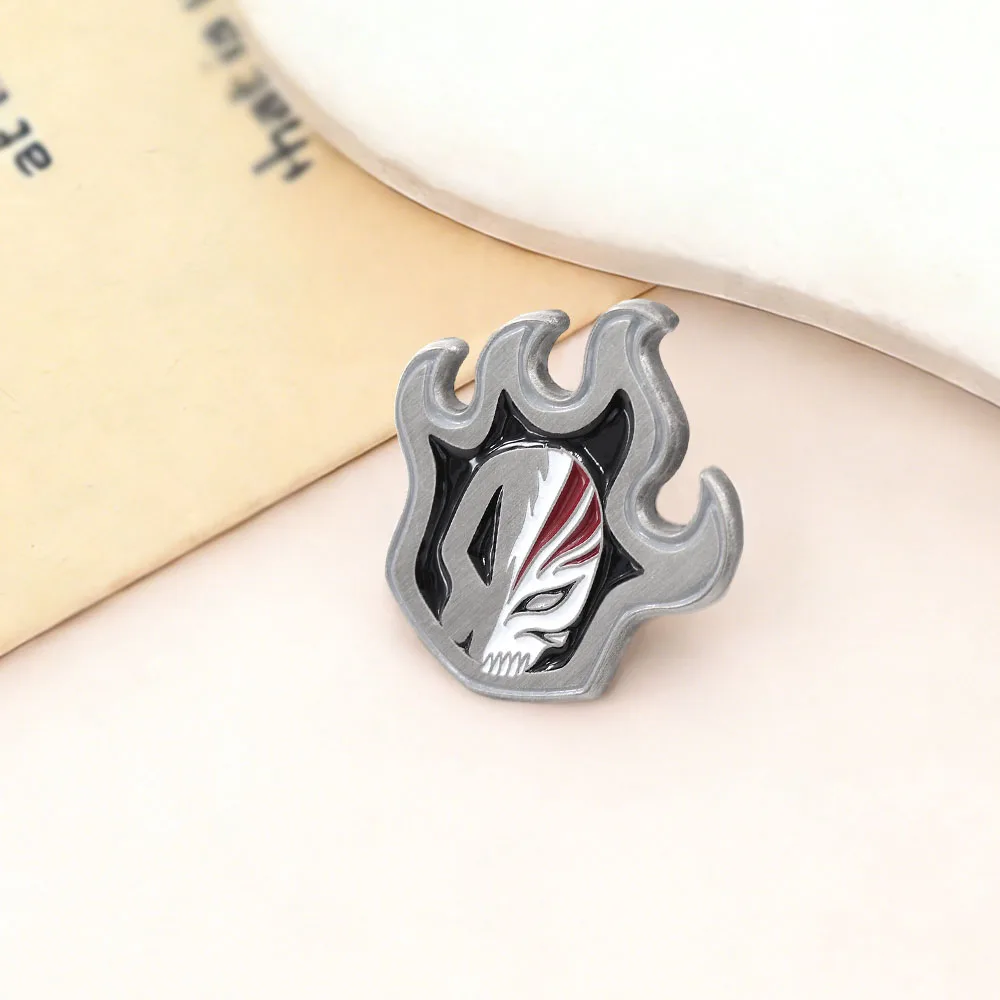 Anime-Flammenmaske Emaille-Pin Bleach-Themen-Brosche Dunkles Gothic-Totenkopfmuster Anstecknadel Anime-Themen-Dekorationsgeschenk für Fans – Detail 12