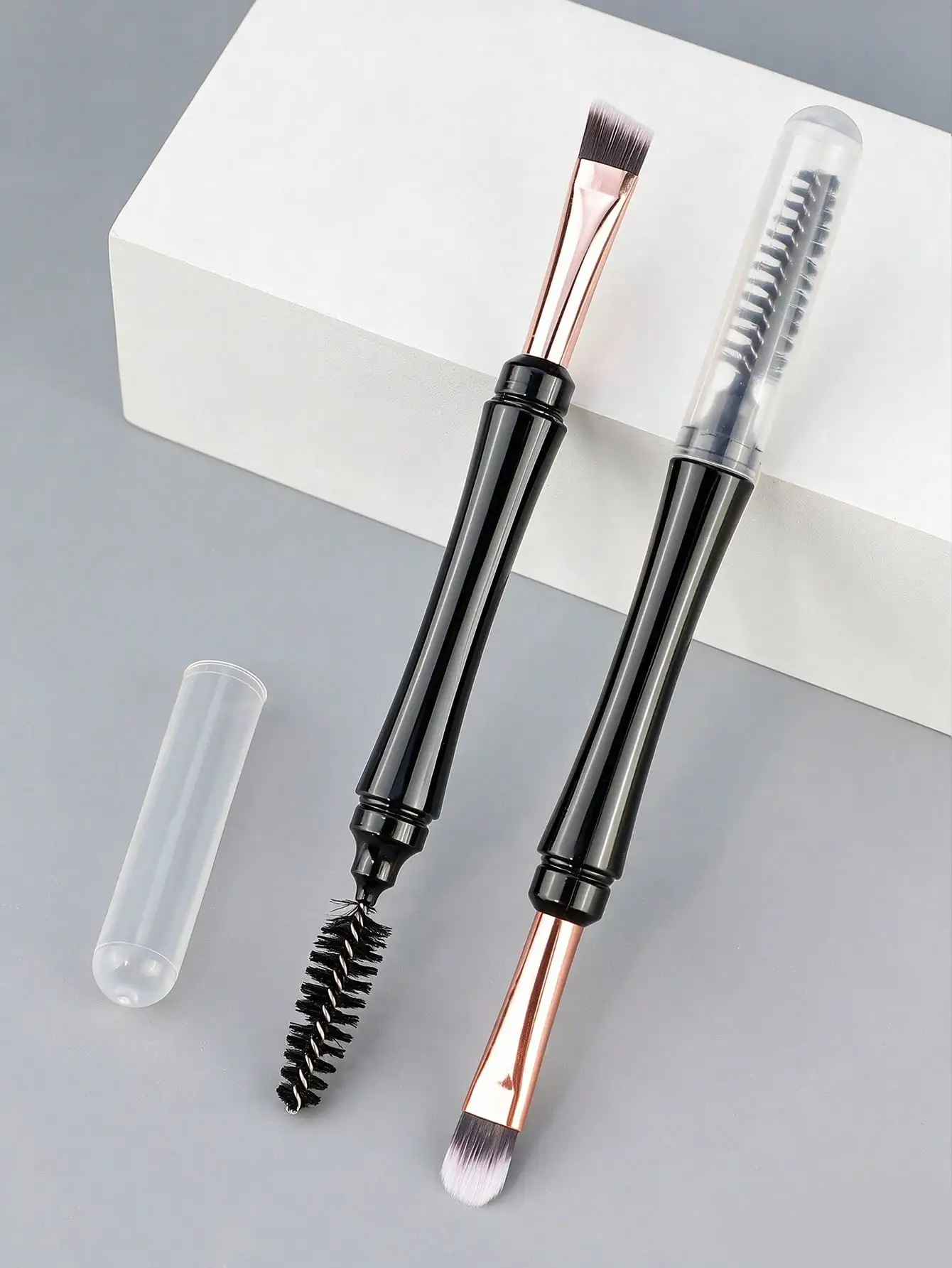 Brosse à sourcils double embout avec couvercle de protection, brosse à sourcils inclinée, brosse à sourcils portable, outil de maquillage et de soin des sourcils.