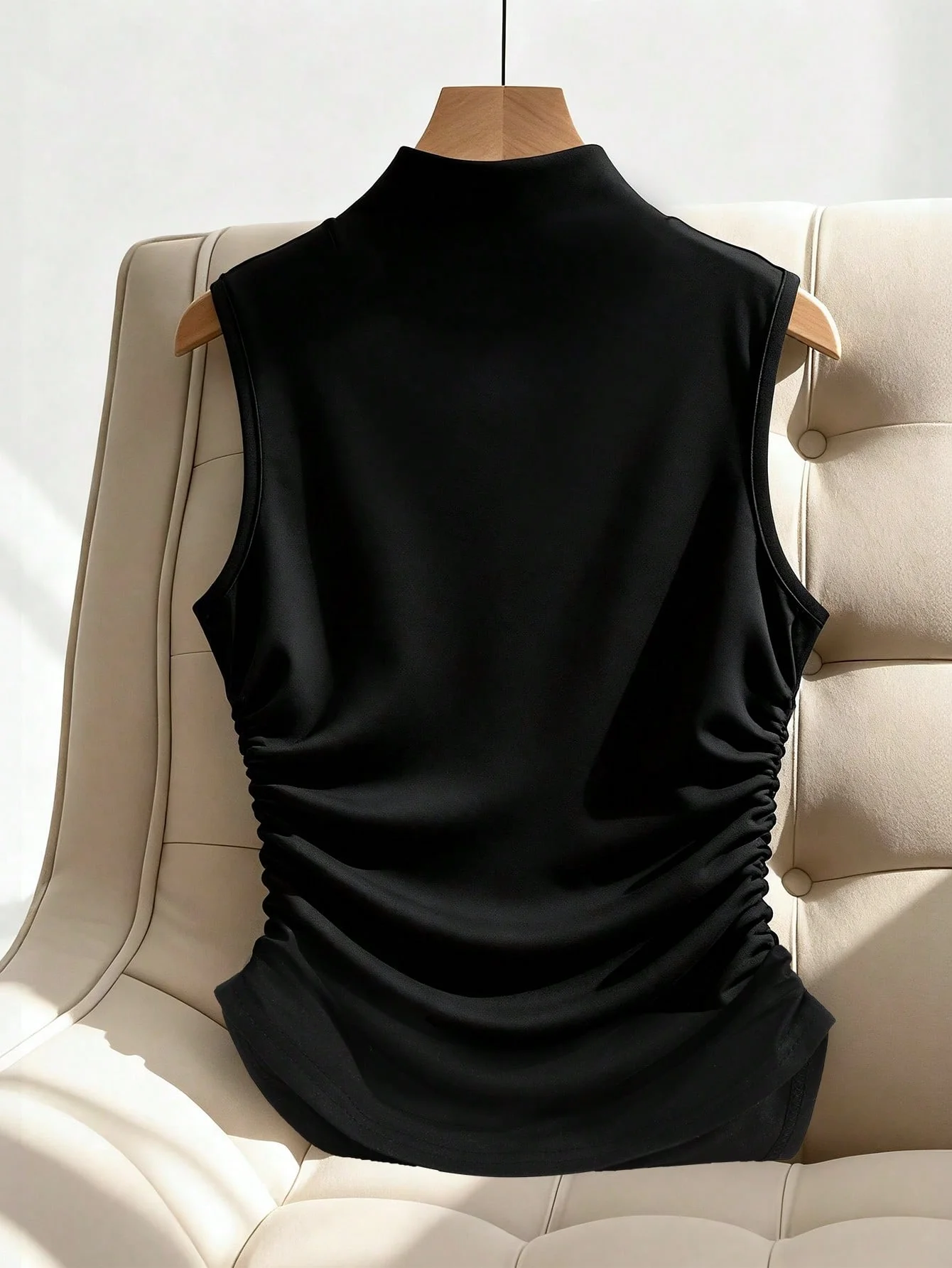 Women's Summer Casual Fashion Metal Decoration Waist Pleated Slim Fit Vest Black Sleeveless Top, Cropped Top