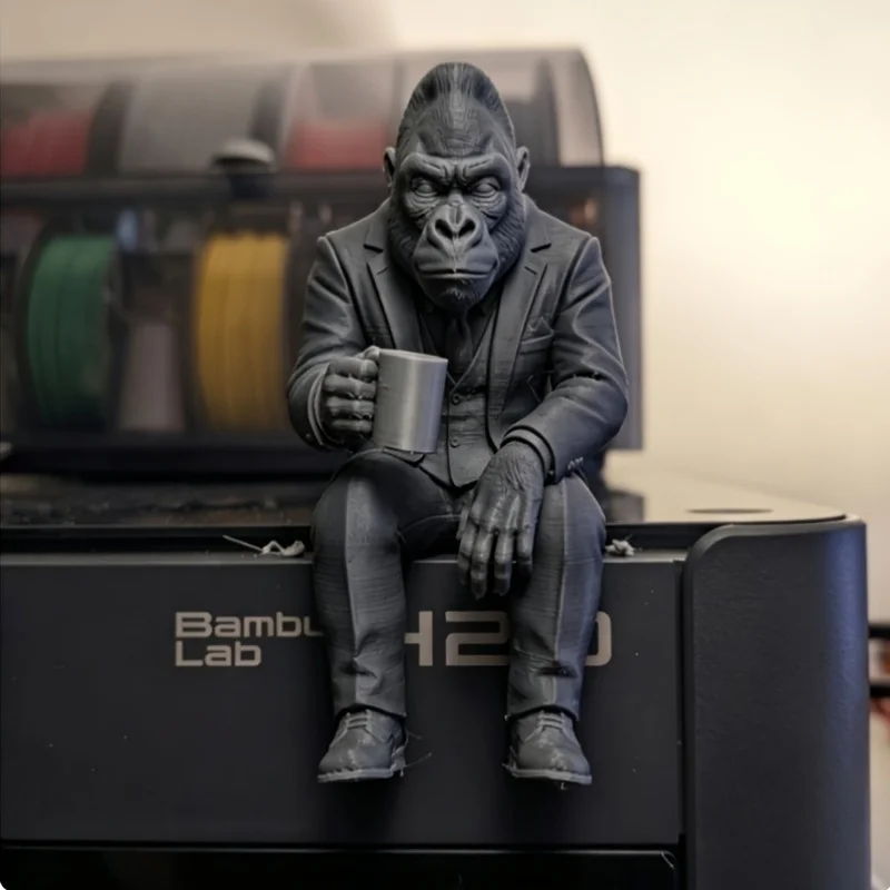 1/2 Piece Set of Office Gorilla and Coffee Statue Ornaments, Creative Dark Gray Gorilla Desktop Decoration, Mini 3D Home Living Room Desk Decoration, Healing Small Ornaments for Office Desks, Atmospheric Display for Entryways and Windows, Home Decor Accents, Versatile Trendy Crafts for Festivals, Christmas and Halloween Gifts