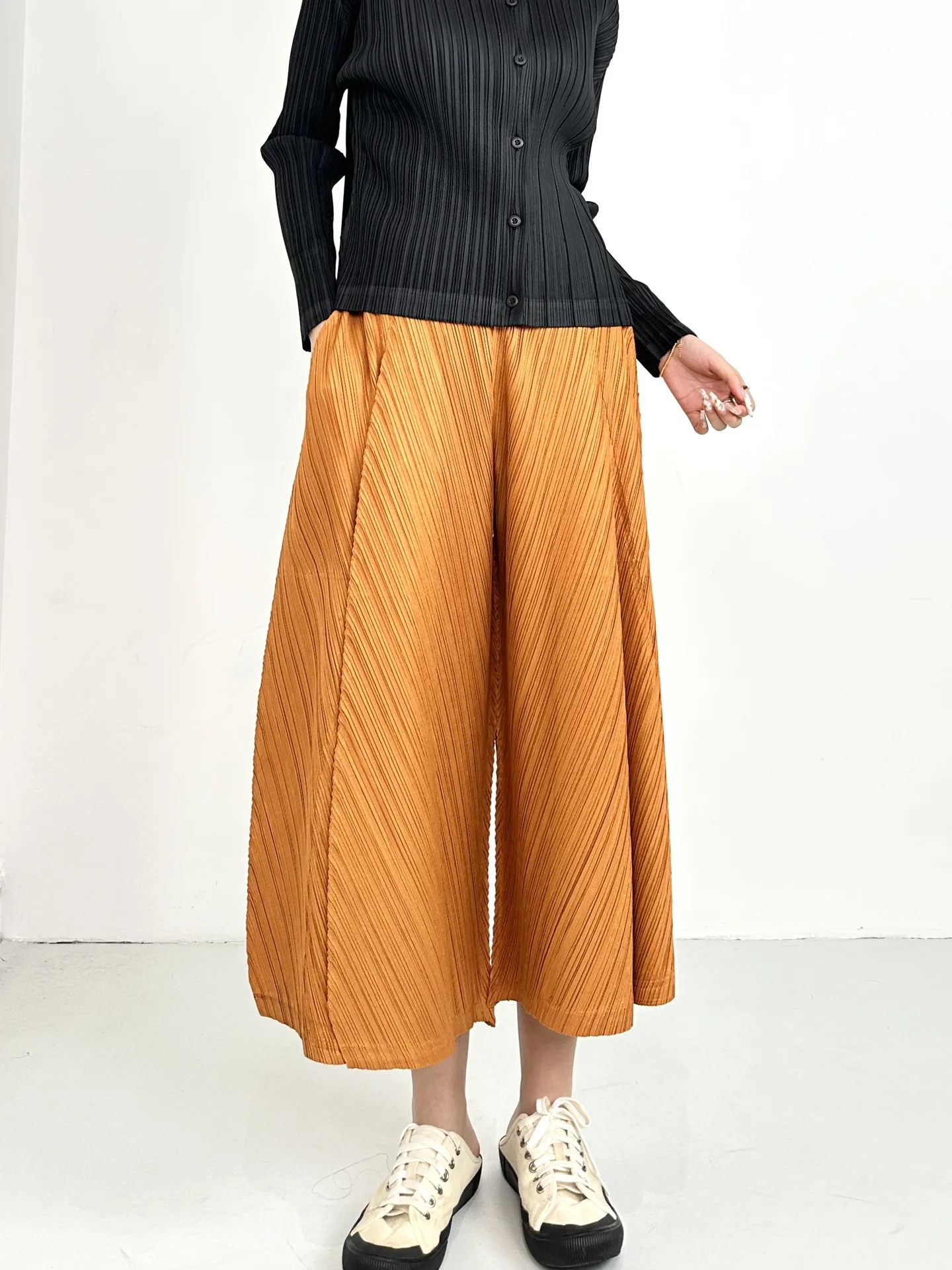 

Miyake Pleated Solid Color Leggings 2025 Summer New Casual Loose Thin Comfortable Nine-minute Pants